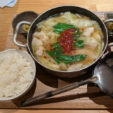 寒い日の夕食は「029吉祥寺食堂」の「もつ鍋（醤油）定食」でプルンとした「もつ」と野菜の旨味たっぷり熱々スープを堪能