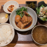 「029吉祥寺食堂」でお気に入りの「豚の角煮と煮卵」にいつもの「ミニサラダ」を付けて充実の晩ごはん