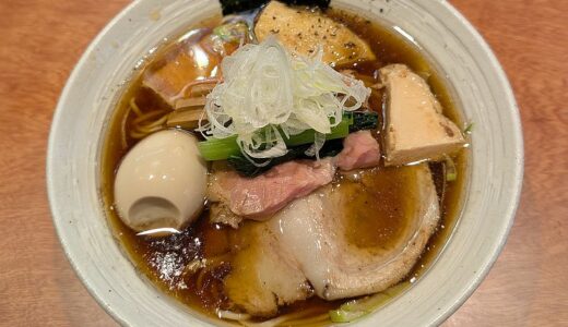 「井の頭街道」沿いのラーメン店「麵屋 さくら井」でチャーシュー 5種など具材豊富な「特上 醤油らぁ麺」を楽しむ