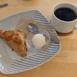 成蹊大学前のカフェ「小道」でアイス付き「余市産りんごのアップルパイ」をドリンクサラダセットで堪能