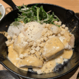 行きつけの「029吉祥寺食堂」で意外と初めての「美桜鳥のカルボナーラ風」にミニサラダを付けて堪能