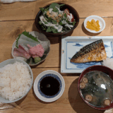 「ととまろ」で「お刺身の三種盛り＋トロサバの塩焼き」に「ミニシザーサラダ」も付けて大満足ランチ