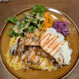 井の頭公園近く「That’s Life（ザッツライフ）」で、いかにもアメリカンな「チキンオーバーライス」に目玉焼きを追加して楽しむ