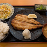 吉祥寺駅南口そばの居酒屋「ぶたぼーる」で「本日の焼魚定食」の「とろほっけ」はサイズもあって肉厚で旨かった