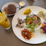 「CheeseTable -carnival- コピス吉祥寺店」の「ベジ・カーニバルランチ（サラダ＋デリ5種）」にポップオーバー 3個でお腹いっぱい