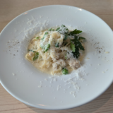 「中道通り」の商業ビル 3階「SHAFT（シャフト）」で「シェフの気まぐれランチ」を選びクリームソースパスタを堪能