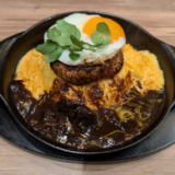 オムライス専門店「肉とたまご吉祥寺店」で見た目も食べごたえも十分な「目玉焼きハンバーグオム」でお腹いっぱい