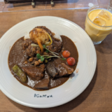 人気の吉祥寺カレー屋「まめ蔵」で「スペシャルカレー ビーフ」にサラダとラッシーを付けて堪能