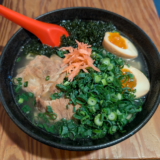 「ソーキそば」が食べたくなって 「ハモニカ・クイナ」で全部のせの「特製そば」を「ねぎ増し」でいただきました