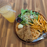 「NAKAMICHI GARDEN」2階奥の「THE CHICKENS（ザ チキンズ）」でガリッと歯ごたえのフライドチキンをバランスよい「サラダプレート」で味わう