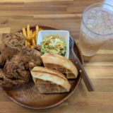 中道通り「THE CHICKENS（ザ チキンズ）」の「オリジナルフライドチキン」をコールスローとワッフル付きコンボで楽しむ
