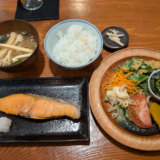 「ケヤキサカバ」のランチで「サラダ＆おばんざいプレート」が素晴らしく、メインの「銀鮭塩焼」も合わせて堪能