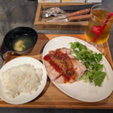「クラフト ビア マーケット 吉祥寺店」のランチメニューから「やわらかチキンステーキ」をいただく