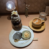 「パフェのおみせ 余花」でグラスに色々ぎっしり詰まって最後まで飽きさせない「ほうじ茶パフェ」を堪能