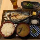 「SABA食堂 吉祥寺 小助酒場」で「金華さば開き定食」に「小松菜ゴマ和え」を加えて充実の晩ごはん