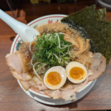 「ラーメン魁力屋（かいりきや）」で九条ねぎ山盛りの「京都背脂醤油“極み”全部のせラーメン」をいただく