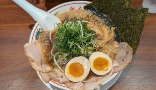 「ラーメン魁力屋（かいりきや）」で九条ねぎ山盛りの「京都背脂醤油“極み”全部のせラーメン」をいただく