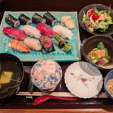 ヨドバシ裏「鮨処ほのか」の「昼の御膳」から「鮨膳」を選び、握り寿司はもちろん、サラダ、小鉢、茶碗蒸しまで美味しく堪能