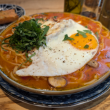 ヨドバシ裏の新ビル「VORT吉祥寺駅前」1階「getti（ゲッティ）」で器から溢れそうな「牛バラ煮込みの飲めるボロネーゼ」を堪能