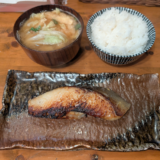 「井の頭通り」沿いのお食事処「きっちん大浪」で惣菜９種付き「銀ダラ西京焼定食」を堪能