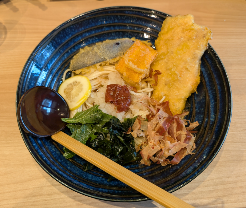 ヨドバシ裏「NEWNO吉祥寺」1階の「幻の五島うどん ばらか」で「とり天付き 梅おろしぶっかけうどん」をいただく