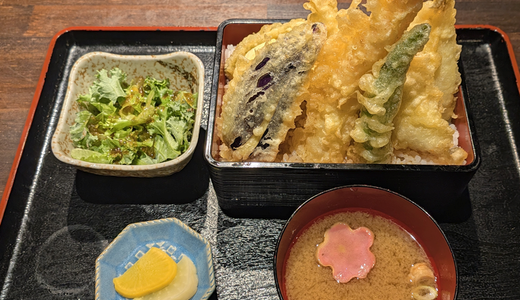 ヨドバシ裏「うな天」で海老、穴子、白身魚、半熟玉子など盛りだくさんの「特上天重」ランチで大満足