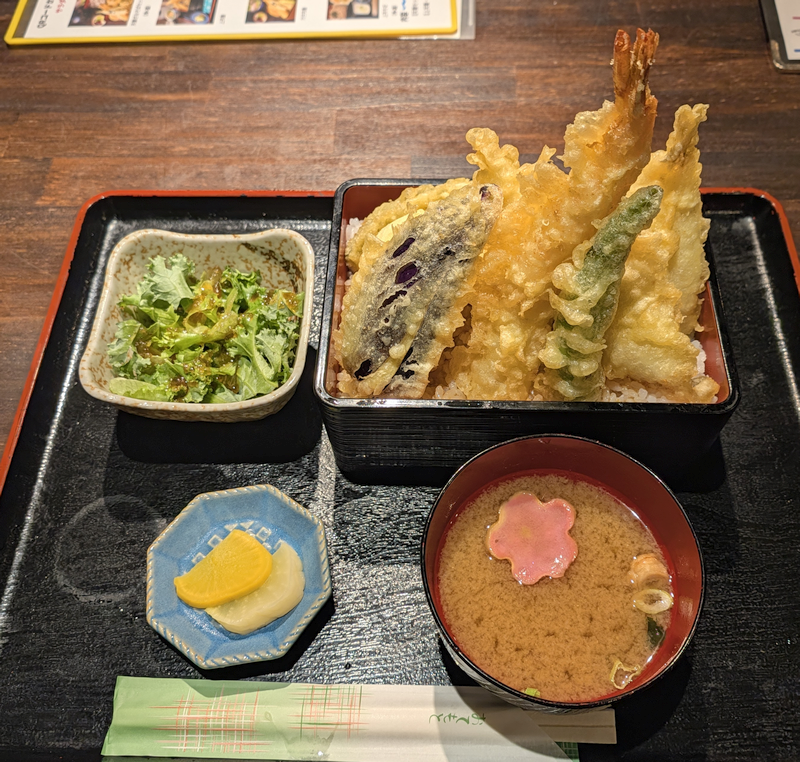 ヨドバシ裏「うな天」で海老、穴子、白身魚、半熟玉子など盛りだくさんの「特上天重」ランチで大満足