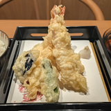 ヨドバシ裏「鮨処ほのか」の「天婦羅膳」は海老 2本＋α の天婦羅にサラダ、小鉢 2品、吸い物、茶碗蒸し、プチデザート付き