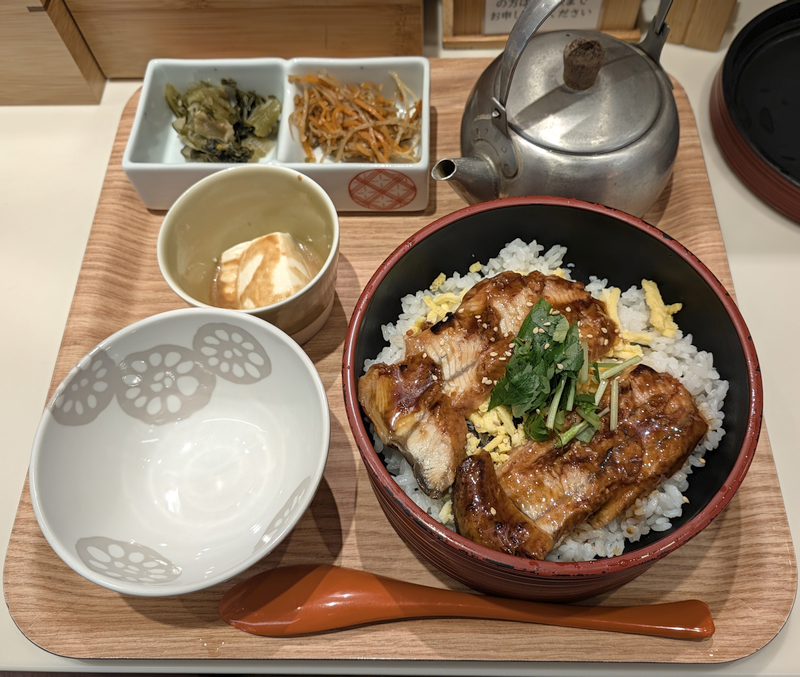 「だし茶漬け えん アトレ吉祥寺店」の「うなぎのひつまぶし風だし茶漬」でほどよい量と味付けのふんわり鰻を堪能