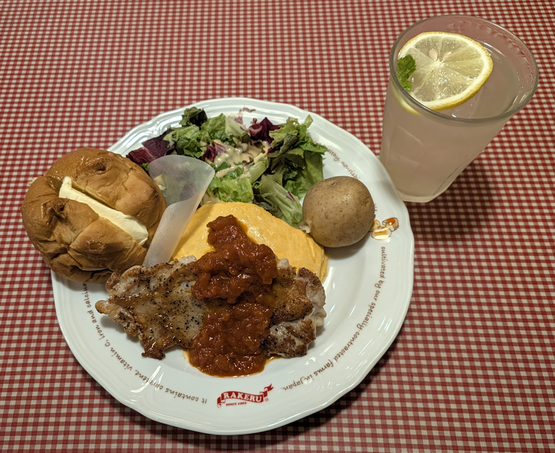 「RAKERU（ラケル）吉祥寺店」で「KUKU国産チキンのトマトソースオムライス」をラケルパンと一緒に味わう