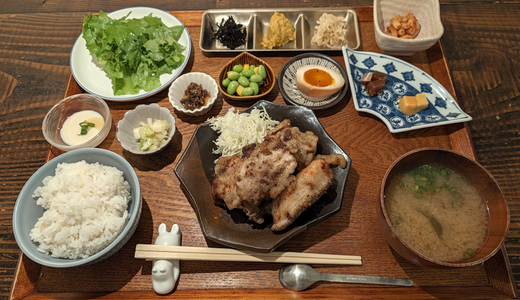 「ポロリ食堂（Pololi食堂とPiha kopi）」で豊富な小鉢と山椒の刺激が堪らない「鳥の山椒唐揚げ」を堪能