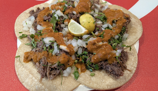ドンキ裏の「Tacos 3Hermanos（タコス トレス・エルマノス）」で牛肉コンフィたっぷり「SUADERO（スアデロ）」を頬張る