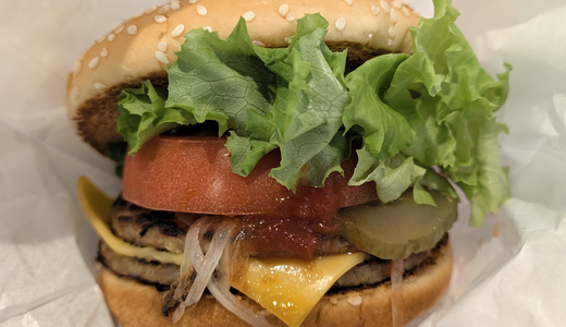 「ドムドムハンバーガー 吉祥寺FC店」のポテトフライとドリンク付きセットで「ビッグドム トマト＆チーズ」を頬張る